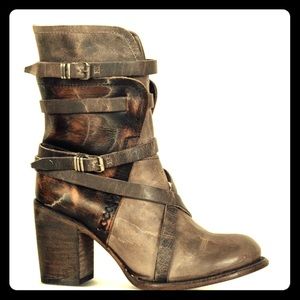 Leather boots. Size 8. Very stylish. Almost new.